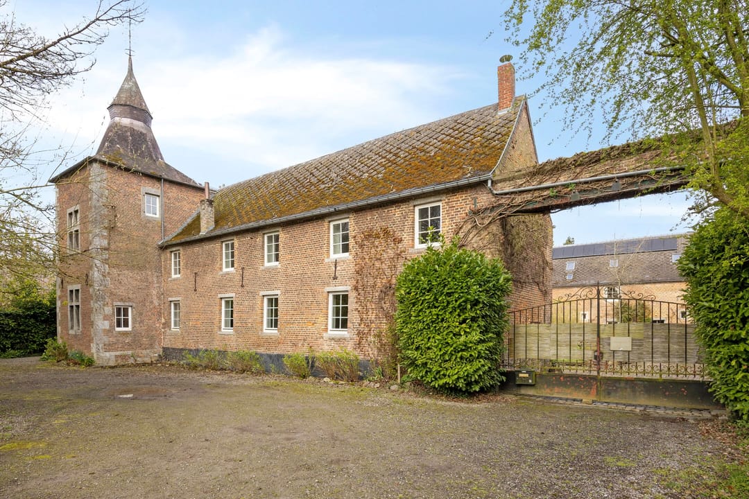 Historic Castle Farm with 61 Rooms and Park-like Grounds