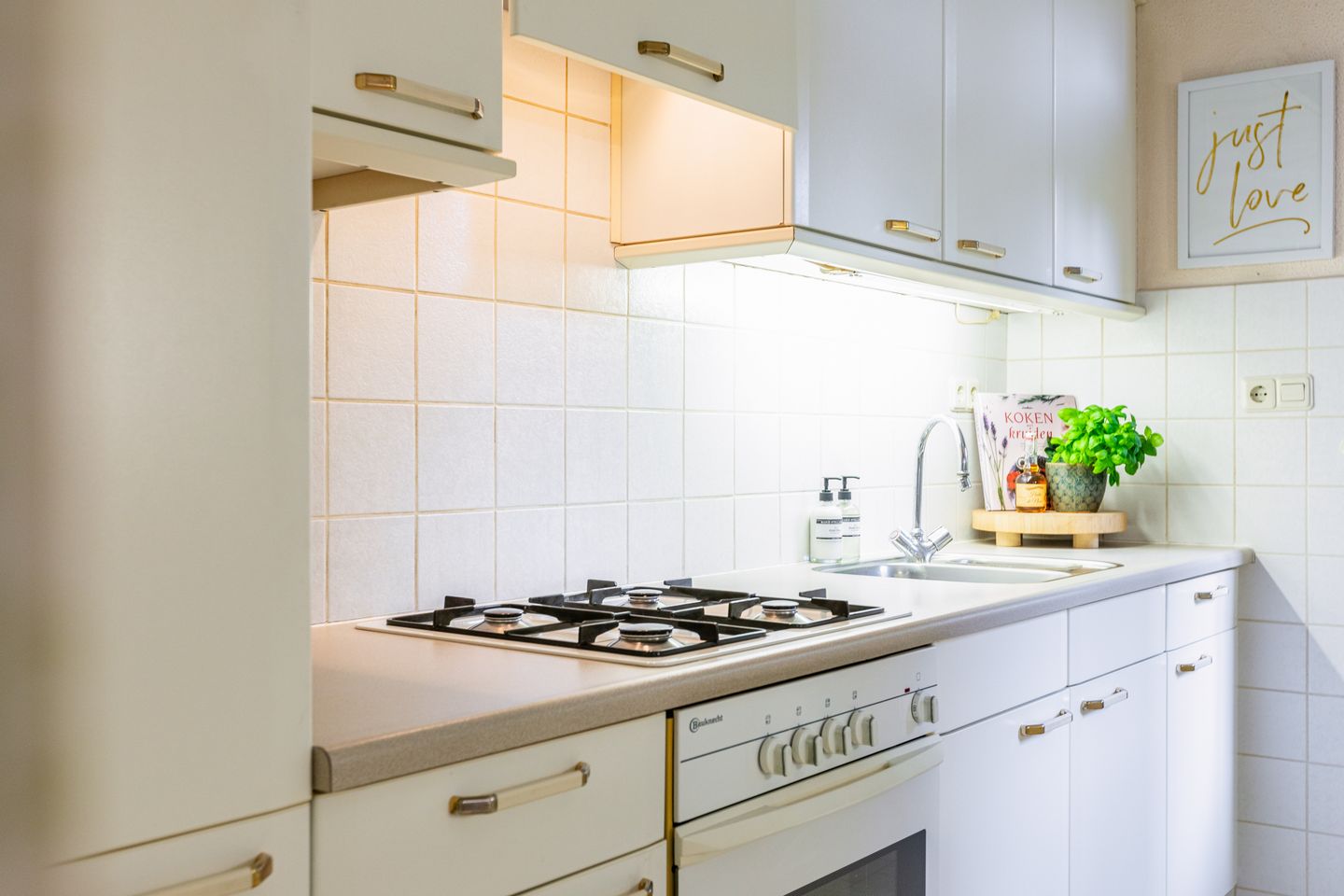 Photo 14 of Emmastraat 14-F