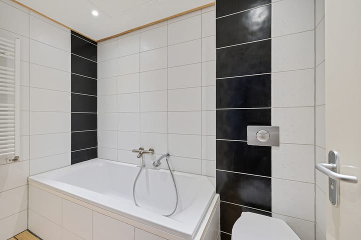 Photo 4 of Dokkumerstraat 1