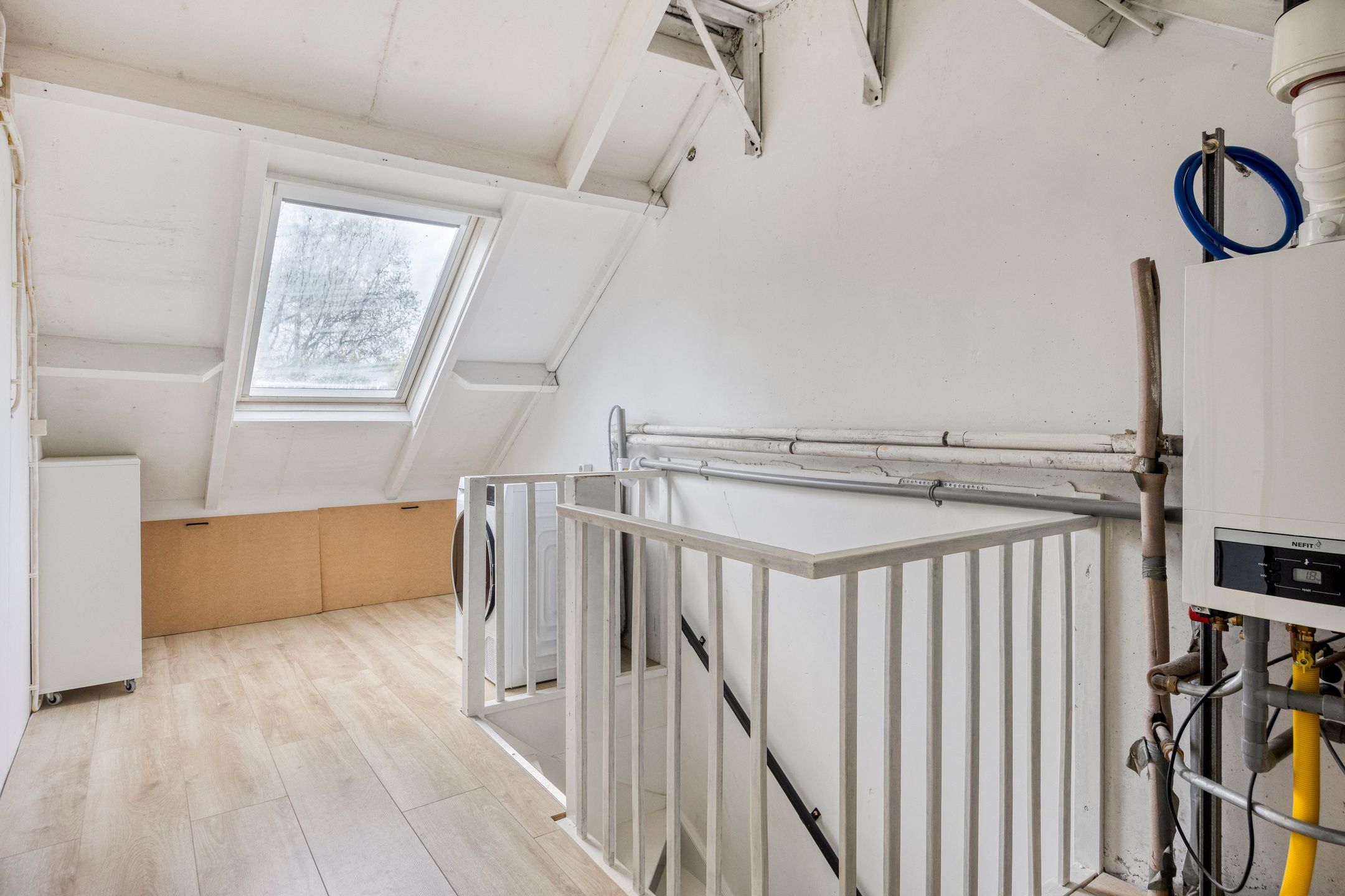 Spacious Family Home with 5 Bedrooms and Deep Southwest-Facing Garden — 27