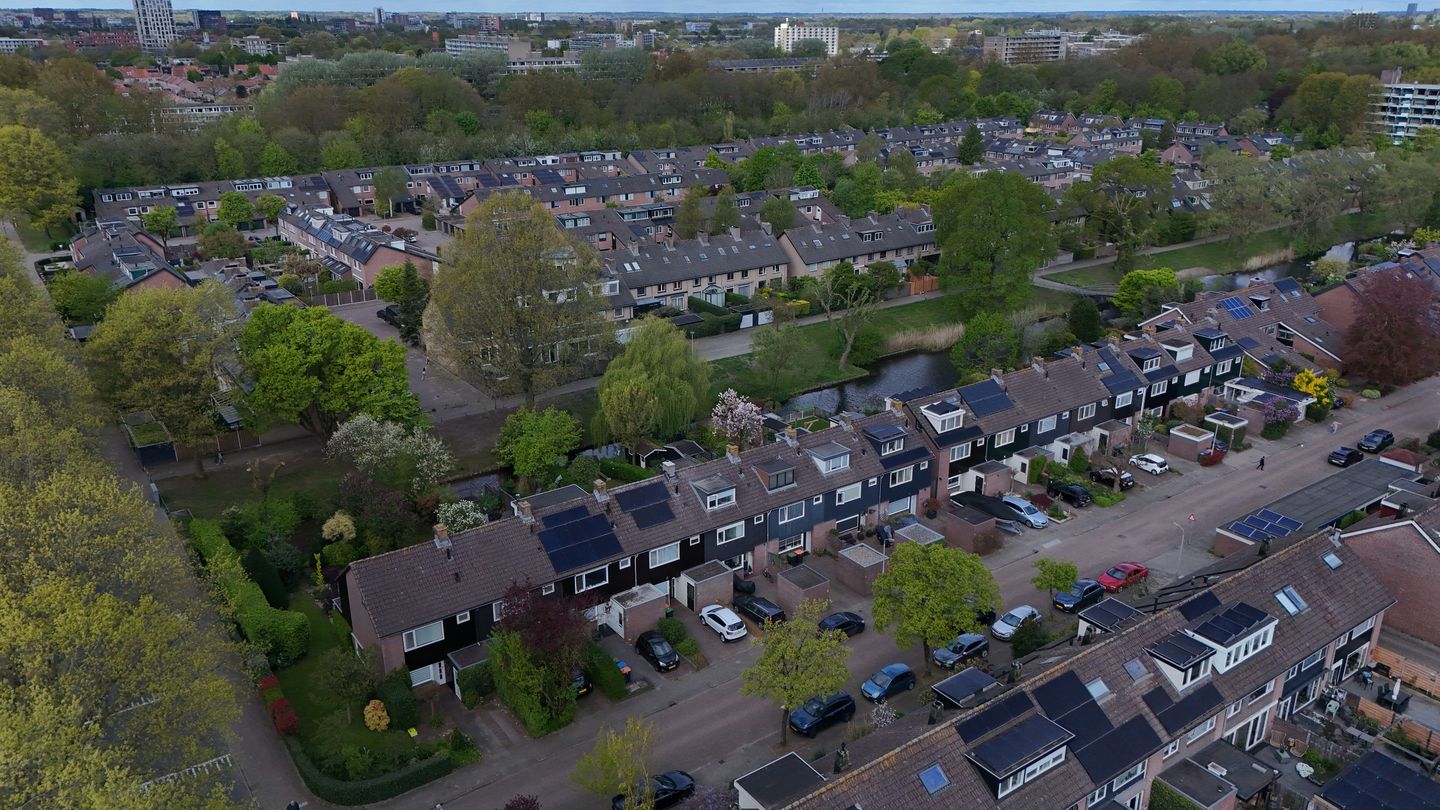 Spacious Family Home with 5 Bedrooms and Deep Southwest-Facing Garden — 40