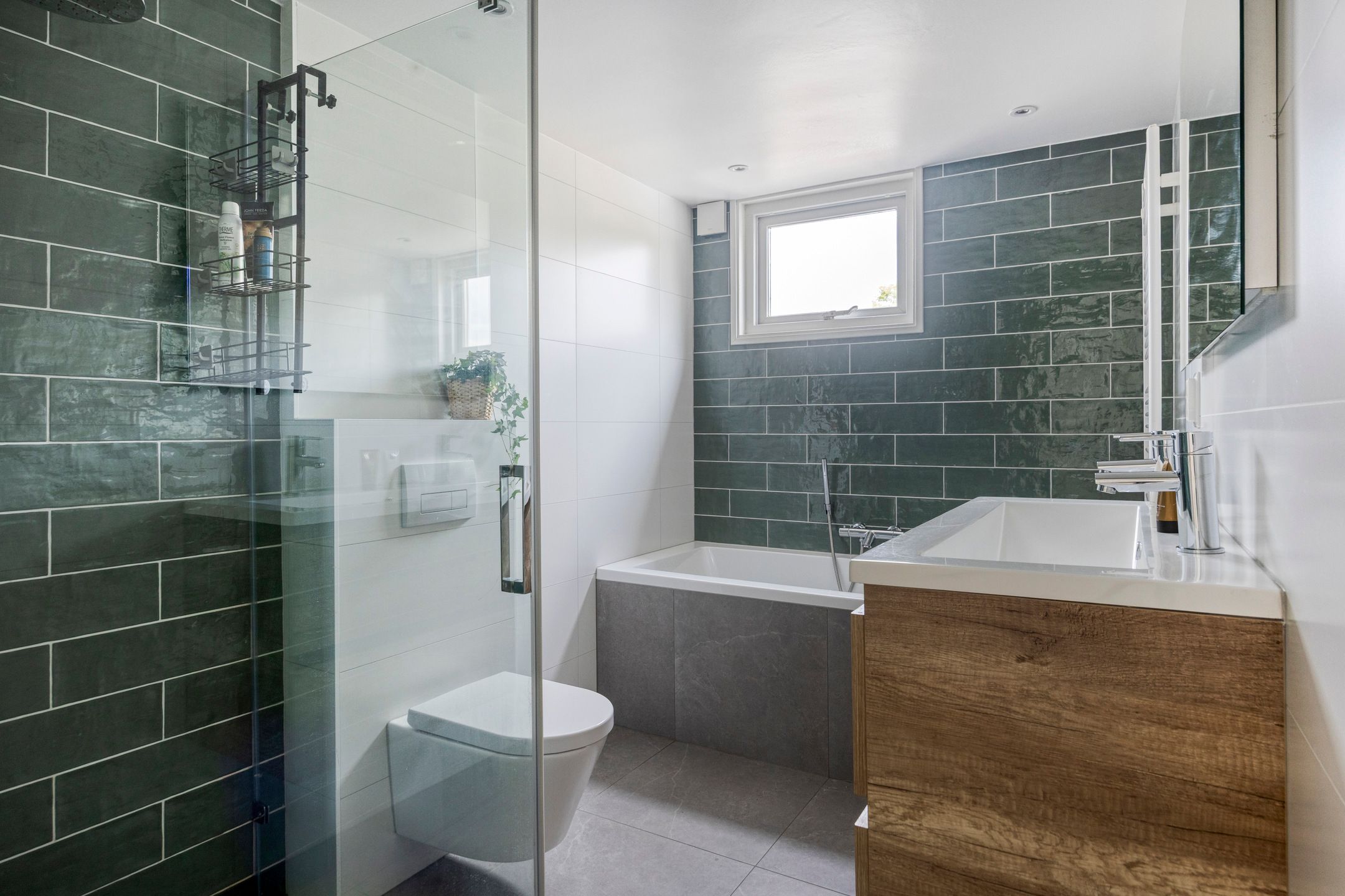 Spacious Family Home with 5 Bedrooms and Deep Southwest-Facing Garden — 24
