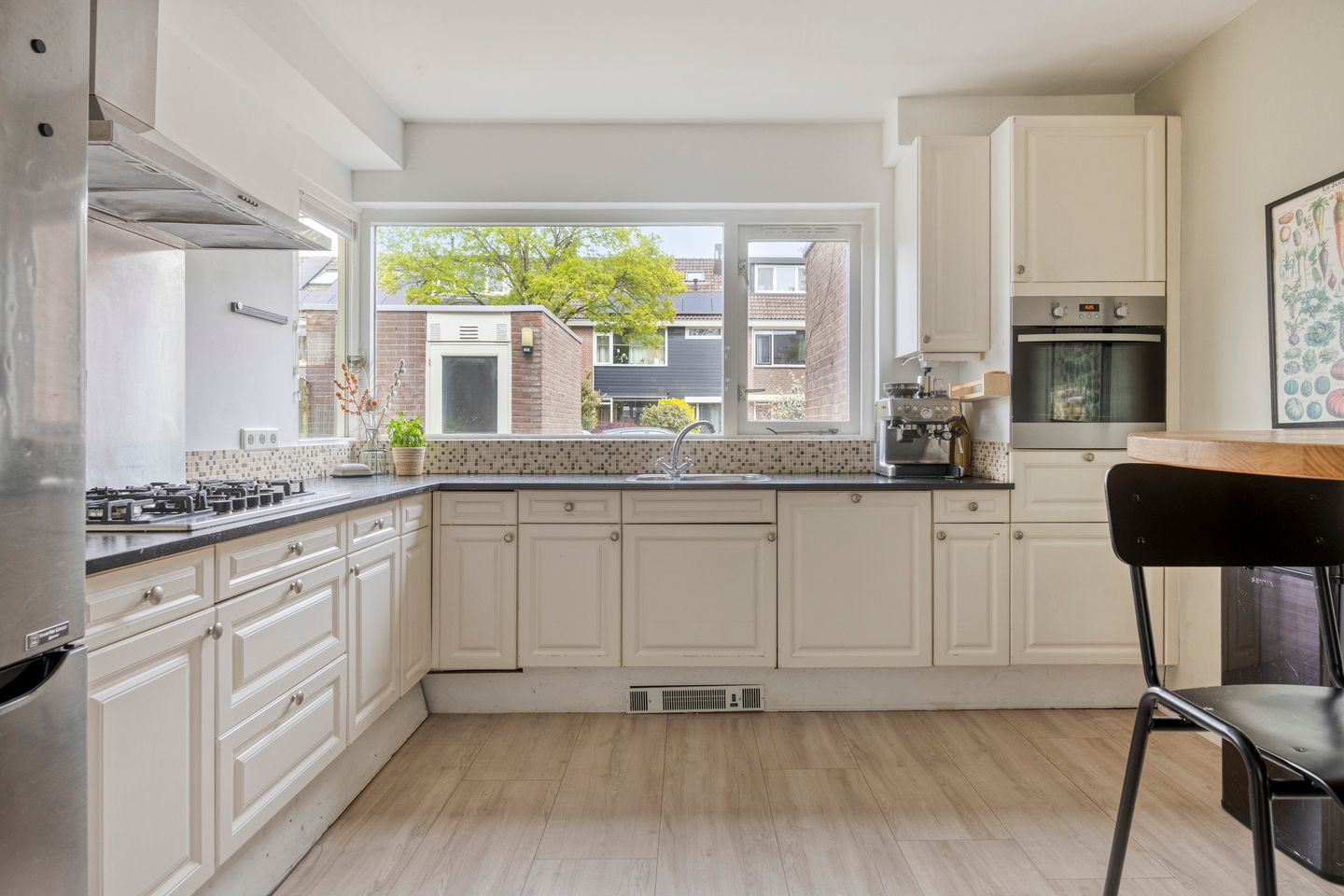 Spacious Family Home with 5 Bedrooms and Deep Southwest-Facing Garden — 14