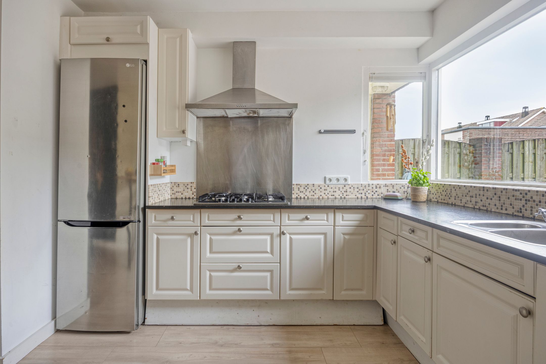 Spacious Family Home with 5 Bedrooms and Deep Southwest-Facing Garden — 15