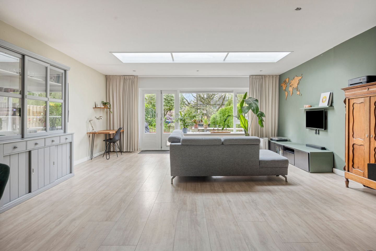 Spacious Family Home with 5 Bedrooms and Deep Southwest-Facing Garden — 10