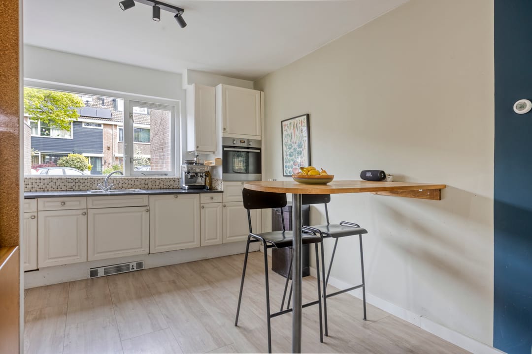 Spacious Family Home with 5 Bedrooms and Deep Southwest-Facing Garden — 13
