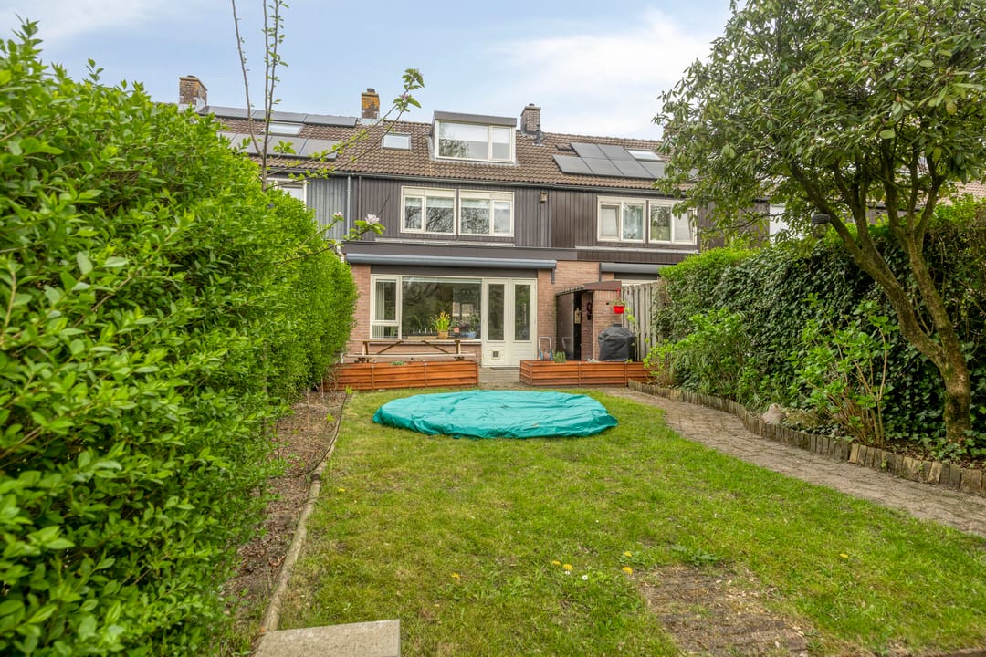 Spacious Family Home with 5 Bedrooms and Deep Southwest-Facing Garden — 32