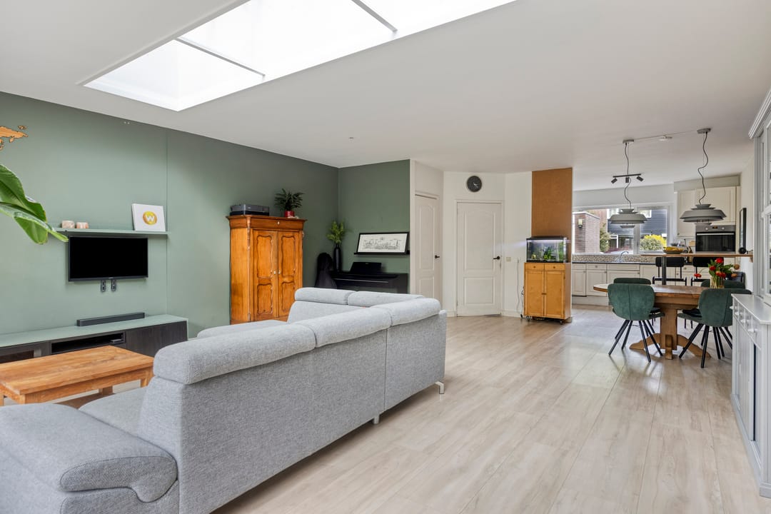 Spacious Family Home with 5 Bedrooms and Deep Southwest-Facing Garden — 8