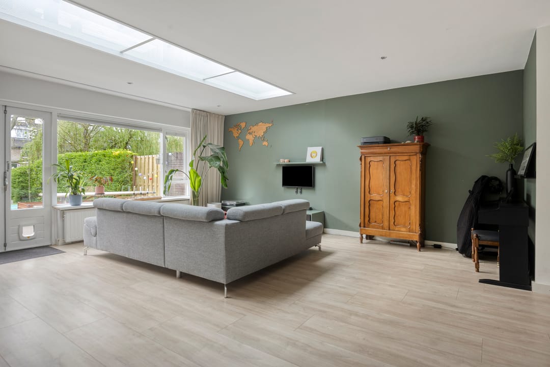 Spacious Family Home with 5 Bedrooms and Deep Southwest-Facing Garden — 11