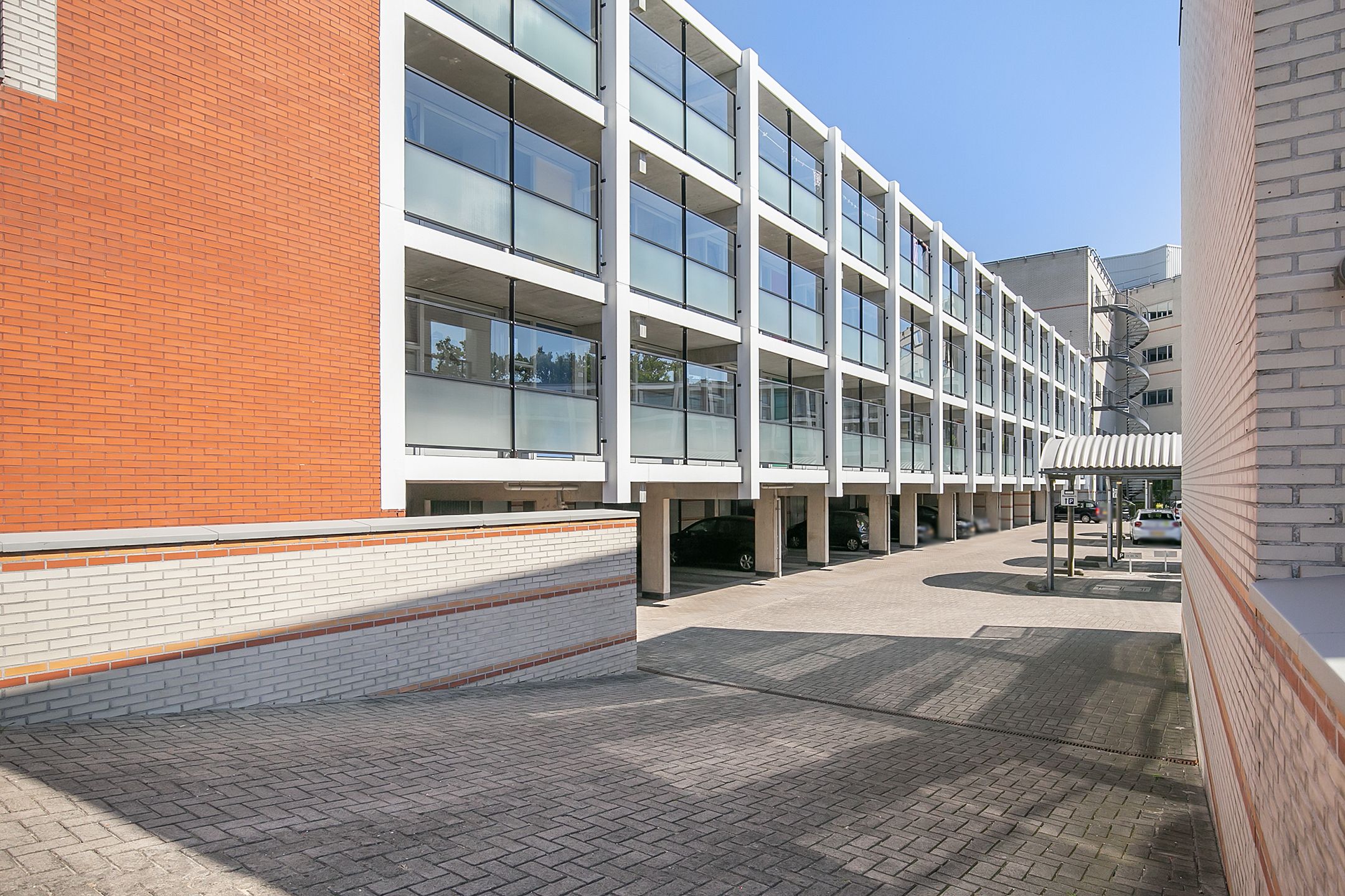 Well-maintained 3-room apartment in Apeldoorn center with parking — 24