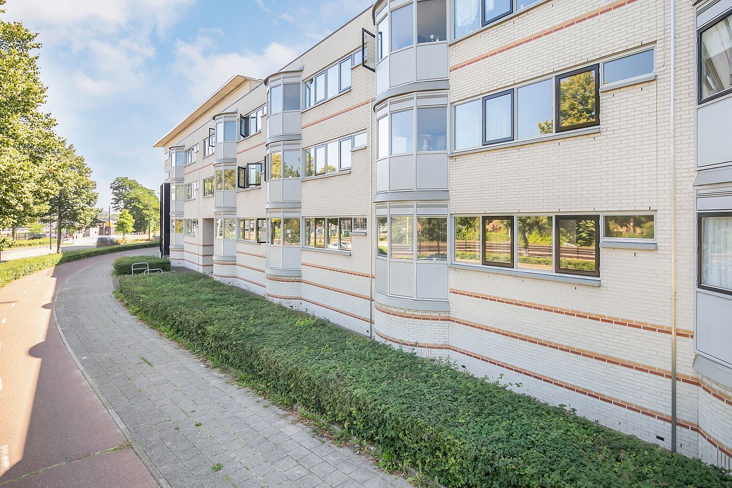 Well-maintained 3-room apartment in Apeldoorn center with parking — 25