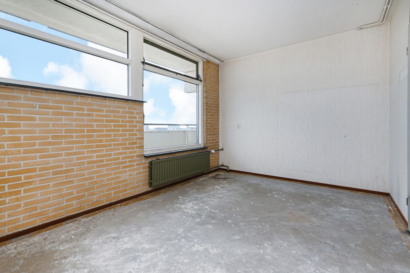 Spacious 4-Room Apartment with Balconon and Green Views — 19