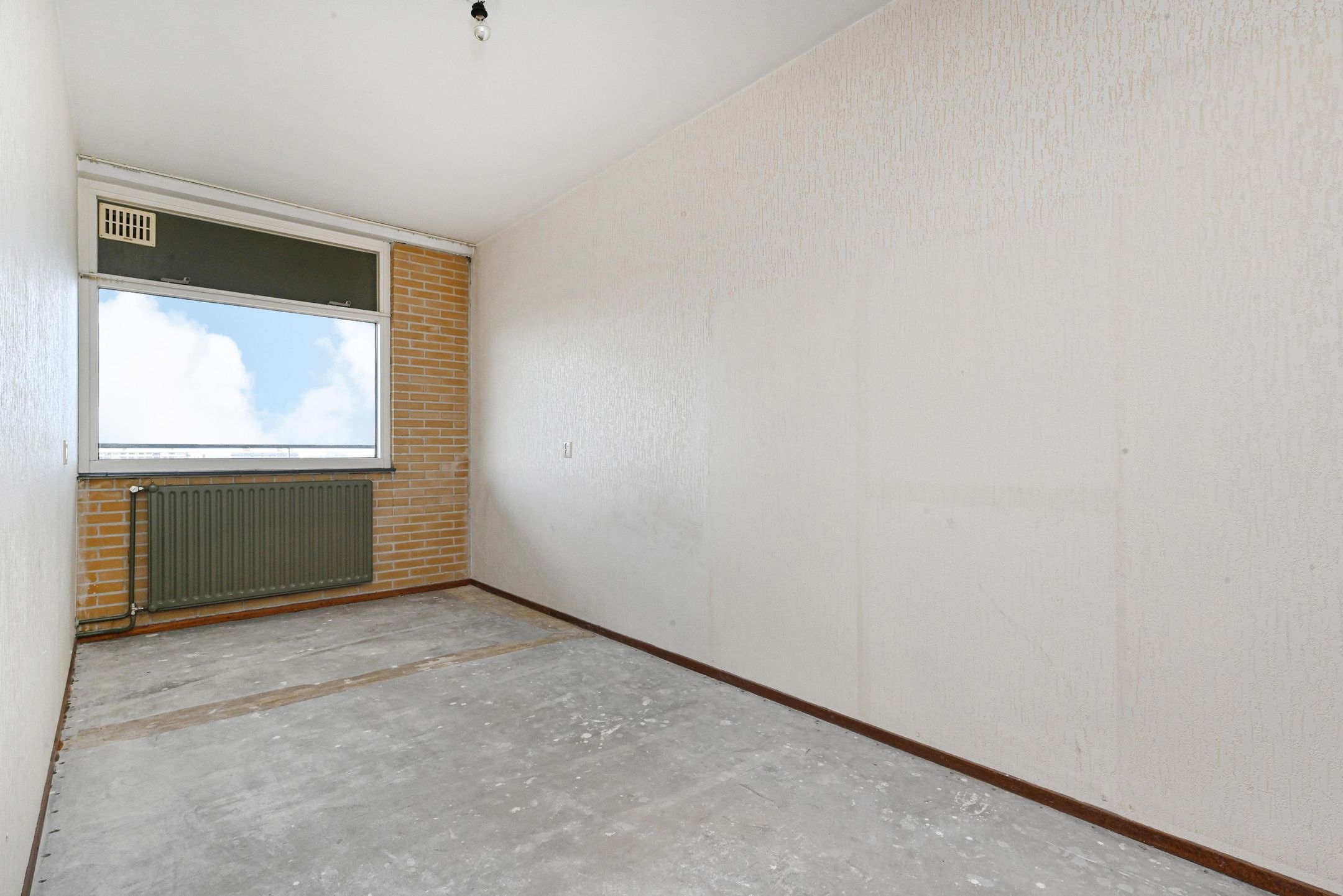 Spacious 4-Room Apartment with Balconon and Green Views — 15