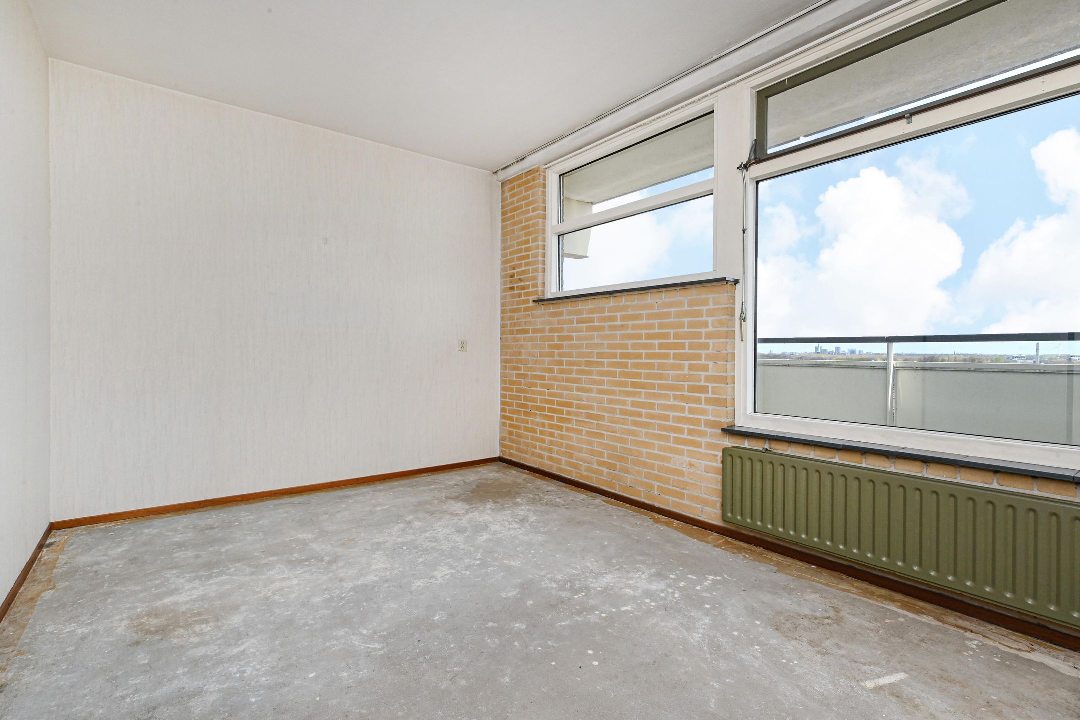 Spacious 4-Room Apartment with Balconon and Green Views — 18