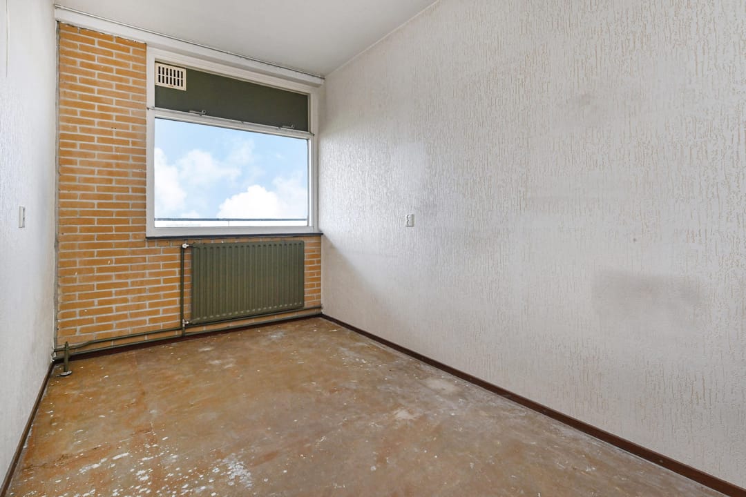 Spacious 4-Room Apartment with Balconon and Green Views — 17