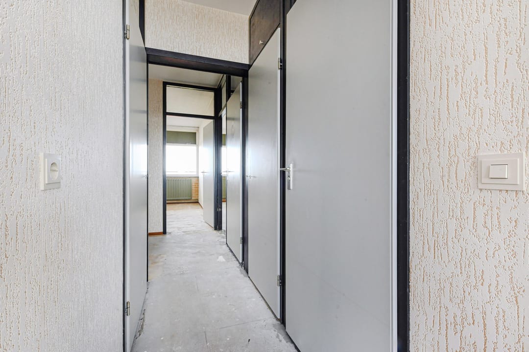Spacious 4-Room Apartment with Balconon and Green Views — 13