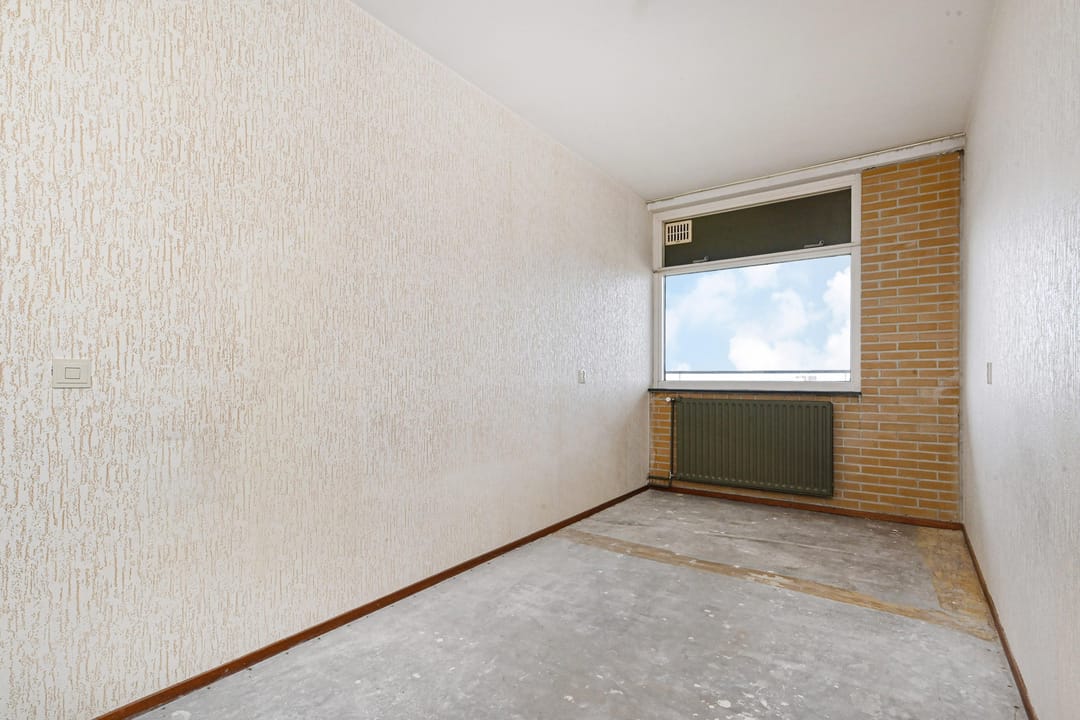 Spacious 4-Room Apartment with Balconon and Green Views — 16