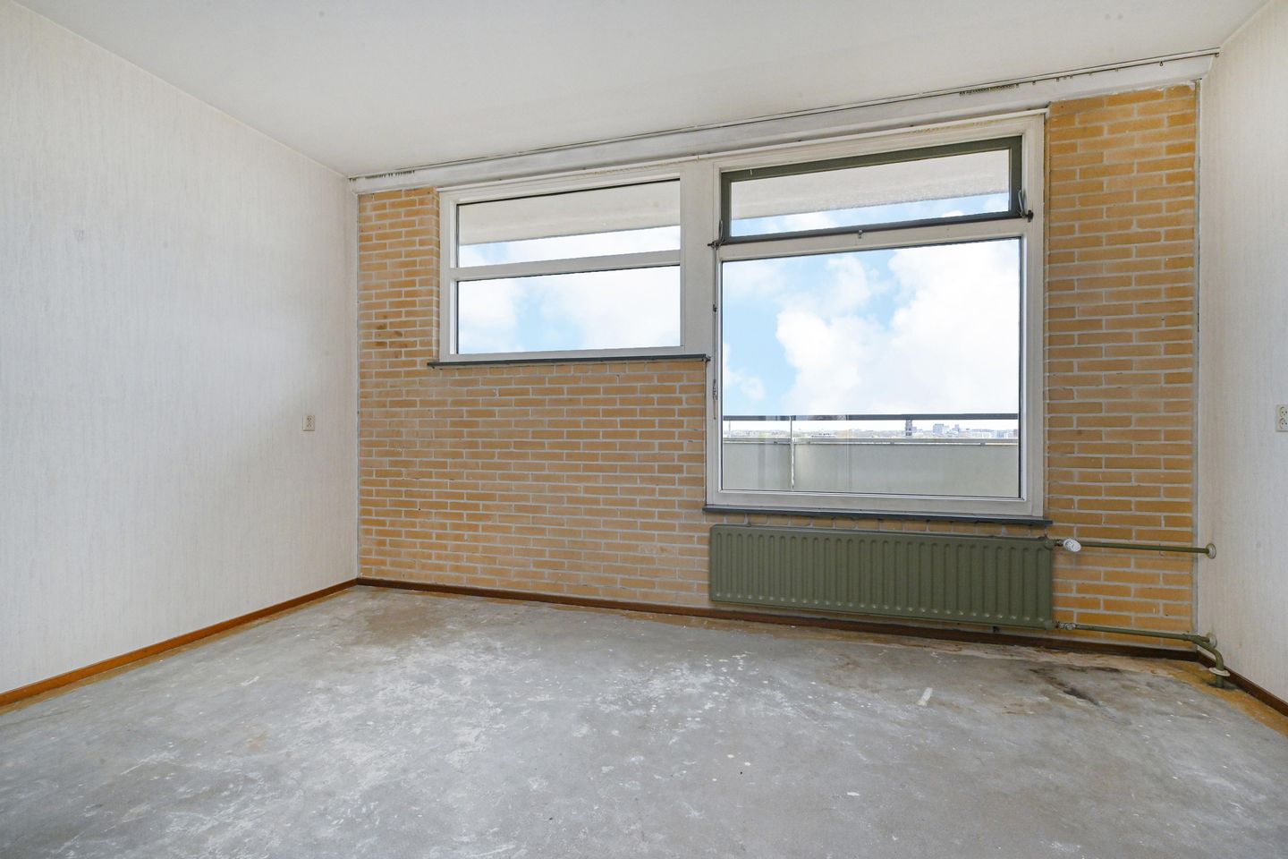 Spacious 4-Room Apartment with Balconon and Green Views — 14