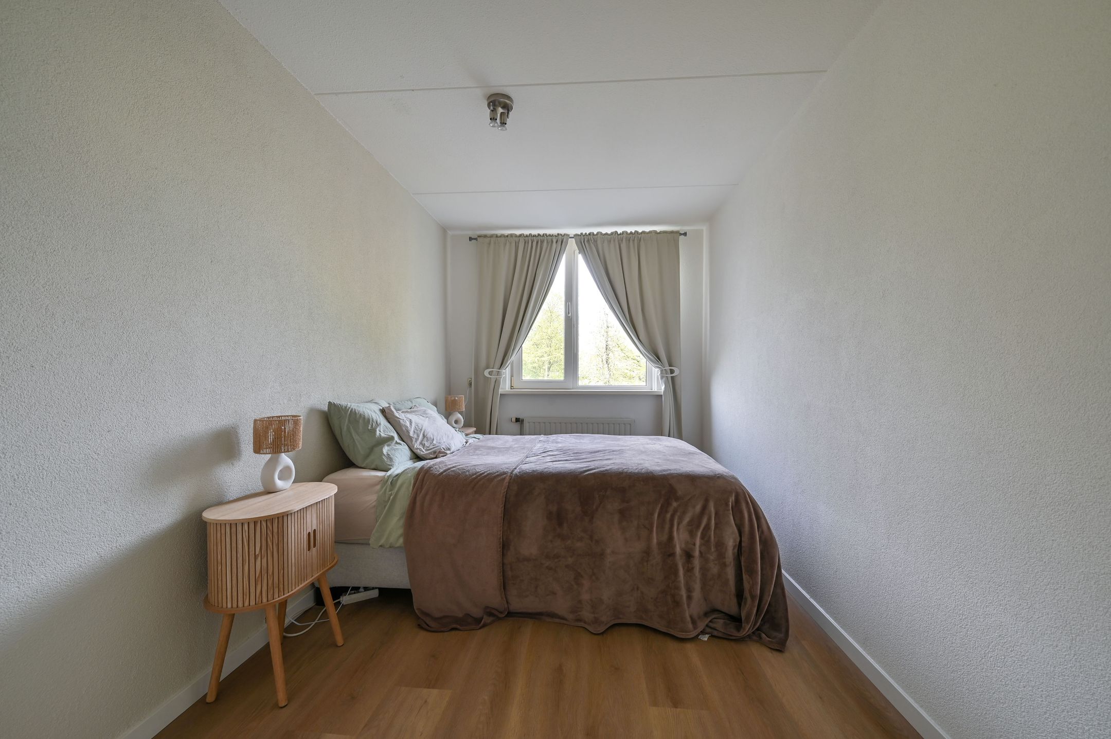 Photo 15 of Spinel 16