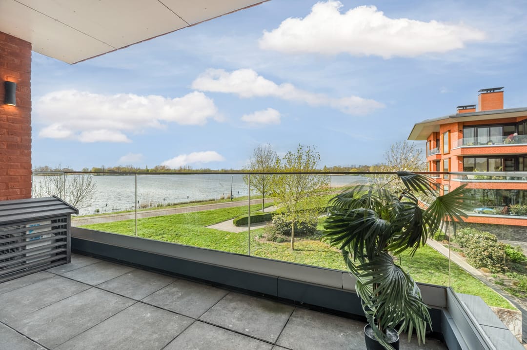 Luxury Lakeside Apartment with Panoramic Water Views in Abcoude — 26