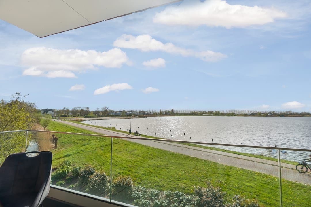 Luxury Lakeside Apartment with Panoramic Water Views in Abcoude — 37