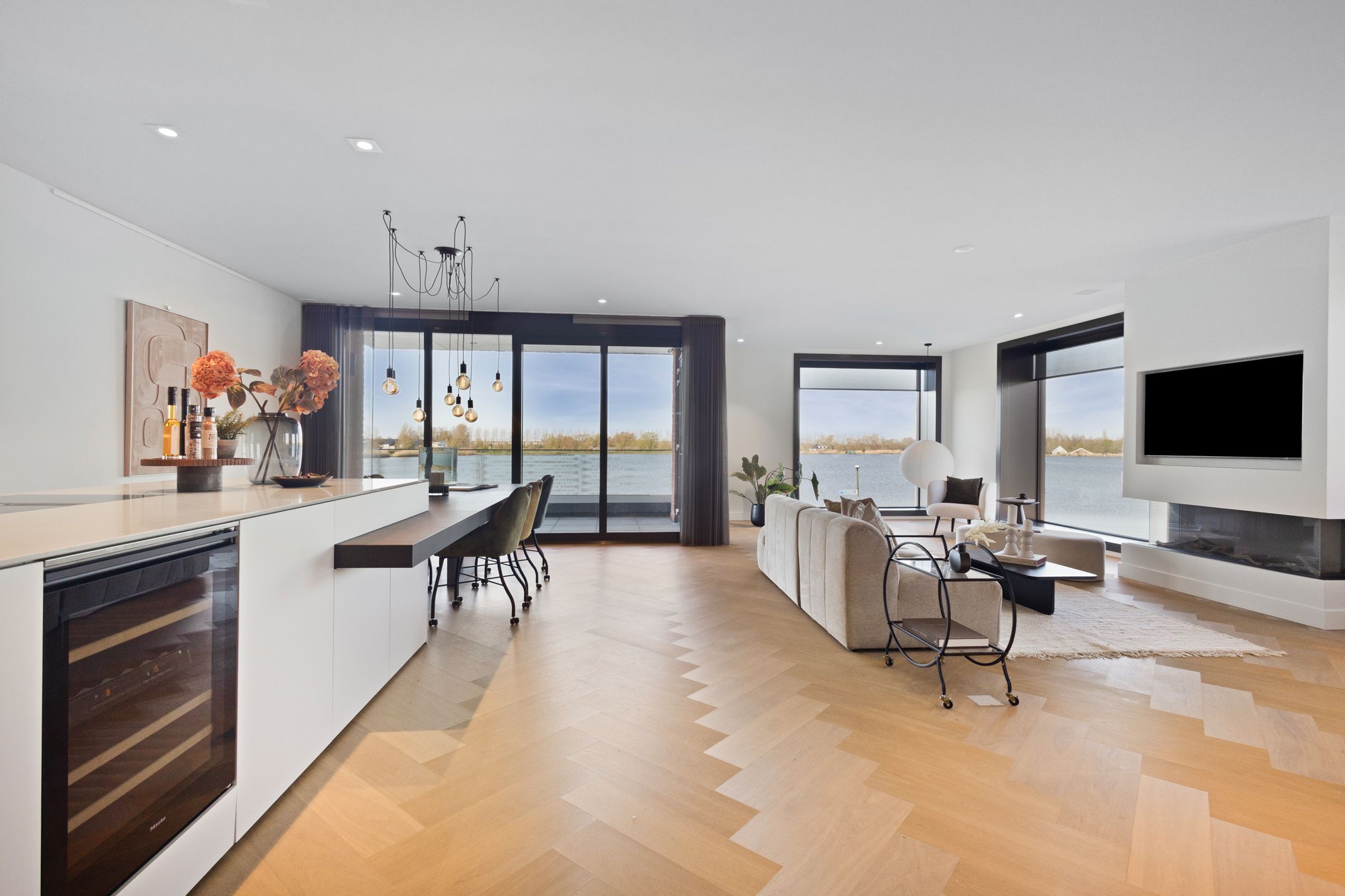 Luxury Lakeside Apartment with Panoramic Water Views in Abcoude — 12
