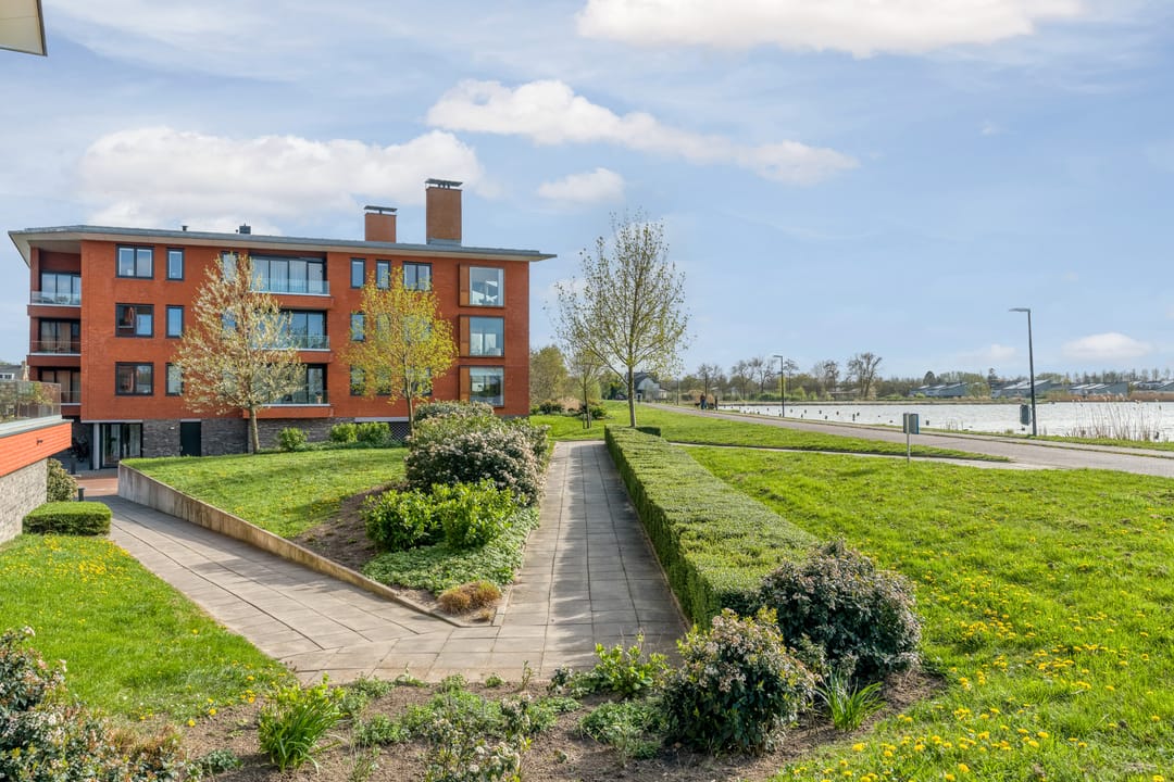 Luxury Lakeside Apartment with Panoramic Water Views in Abcoude — 38
