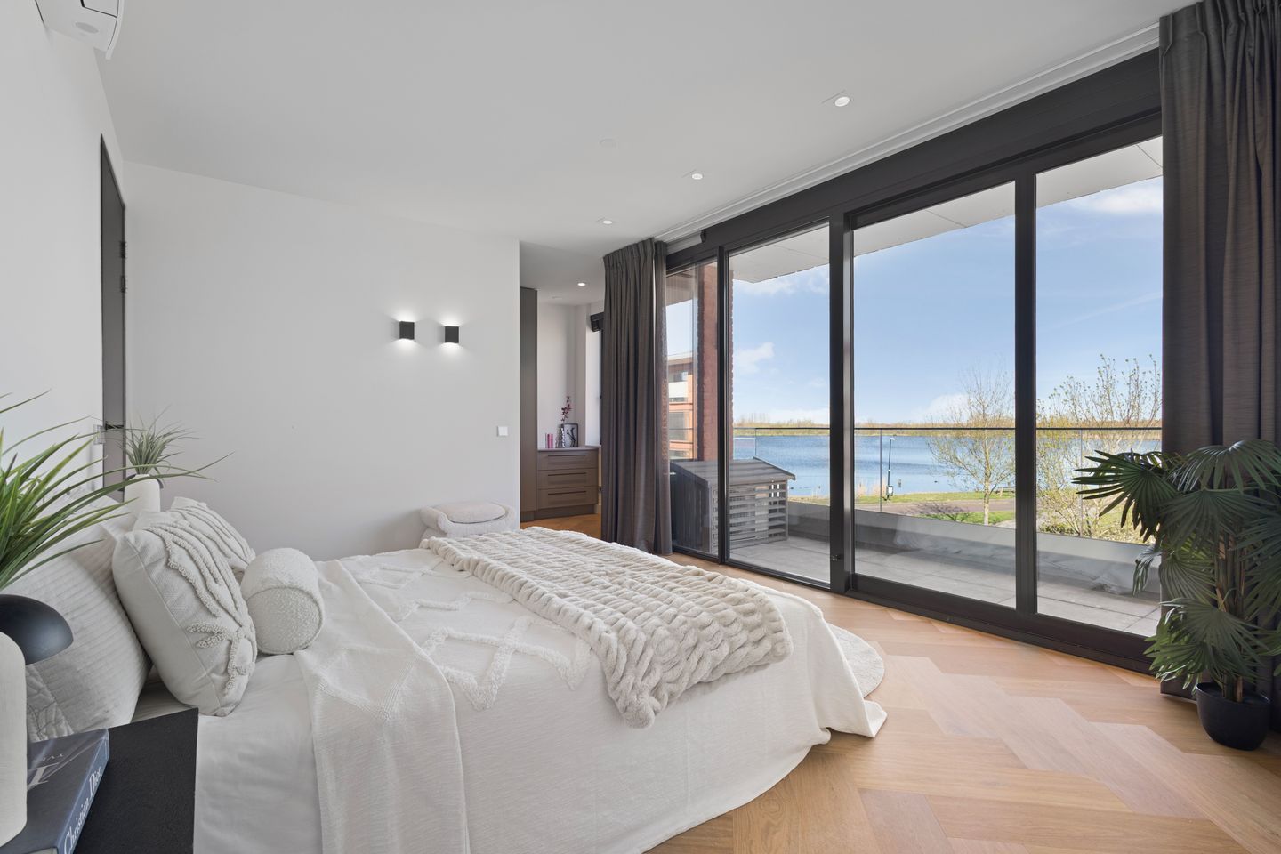 Luxury Lakeside Apartment with Panoramic Water Views in Abcoude — 25