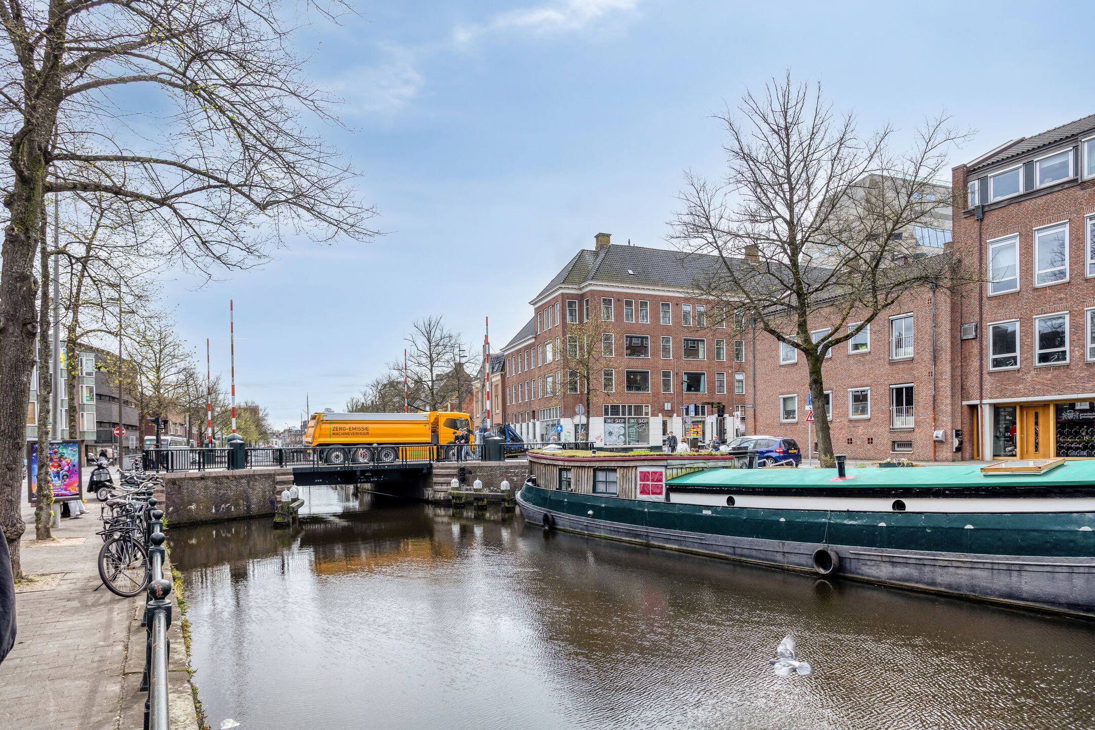 Bright End Terrace House in Prime Groningen City Location — 39