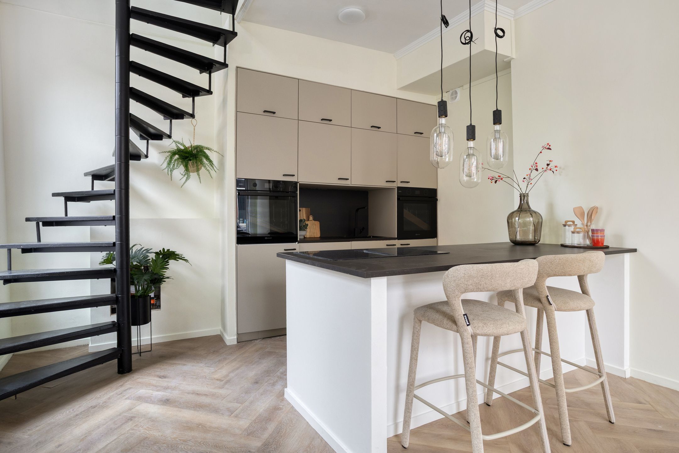 Bright End Terrace House in Prime Groningen City Location — 15