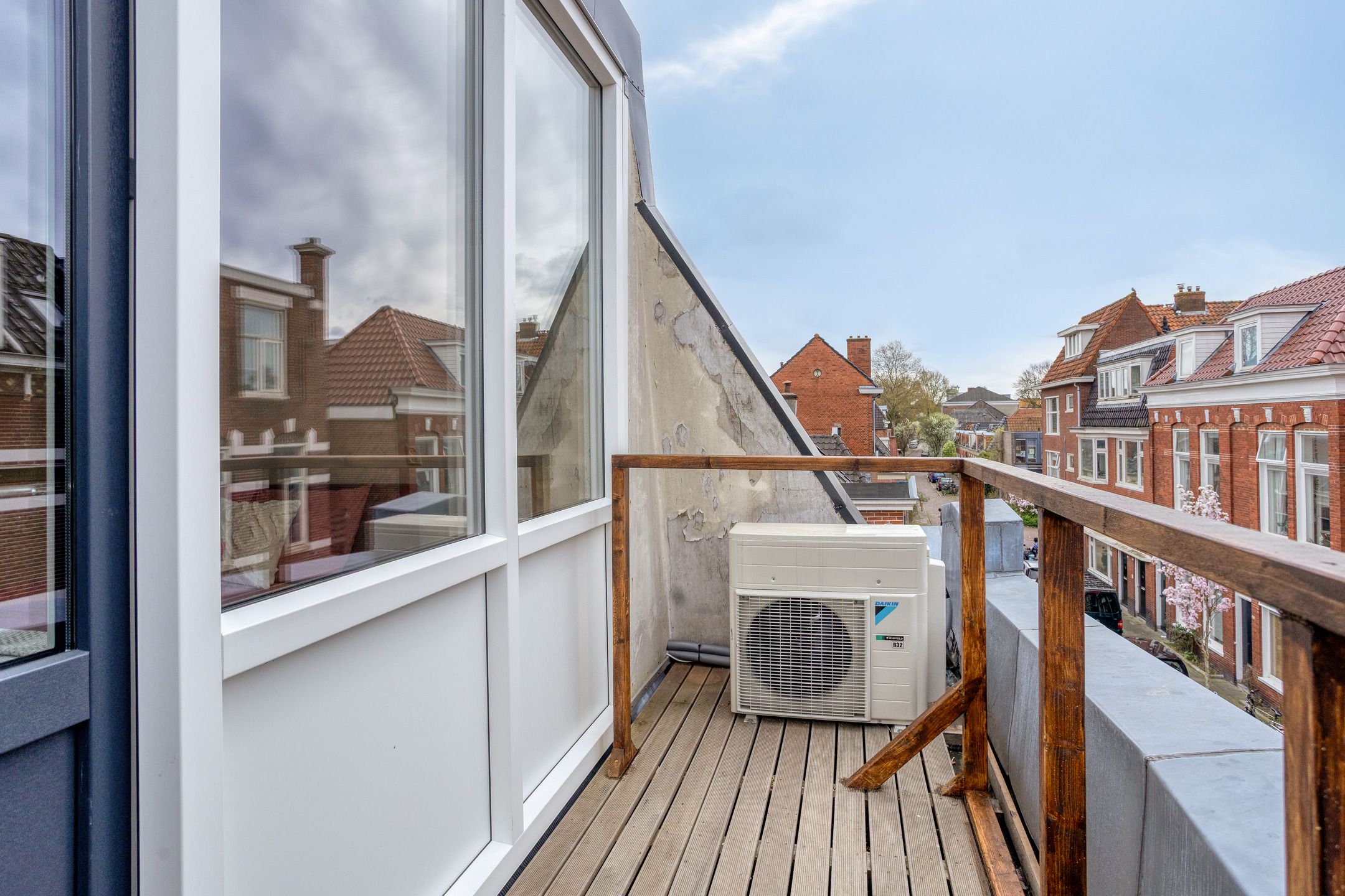 Bright End Terrace House in Prime Groningen City Location — 36