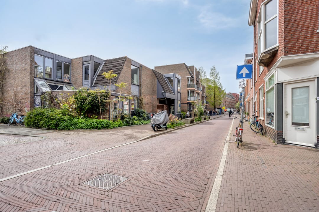 Bright End Terrace House in Prime Groningen City Location — 41