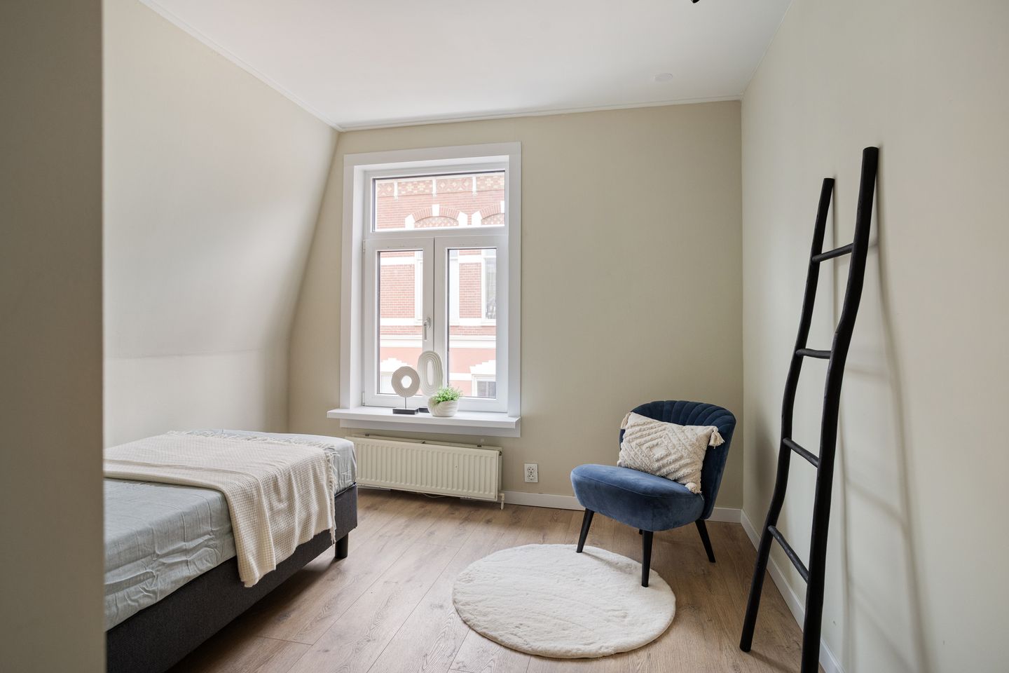 Bright End Terrace House in Prime Groningen City Location — 25
