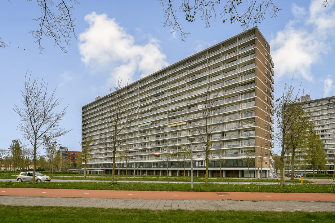 Spacious Apartment with Panoramic Views over Sloterplas — 23