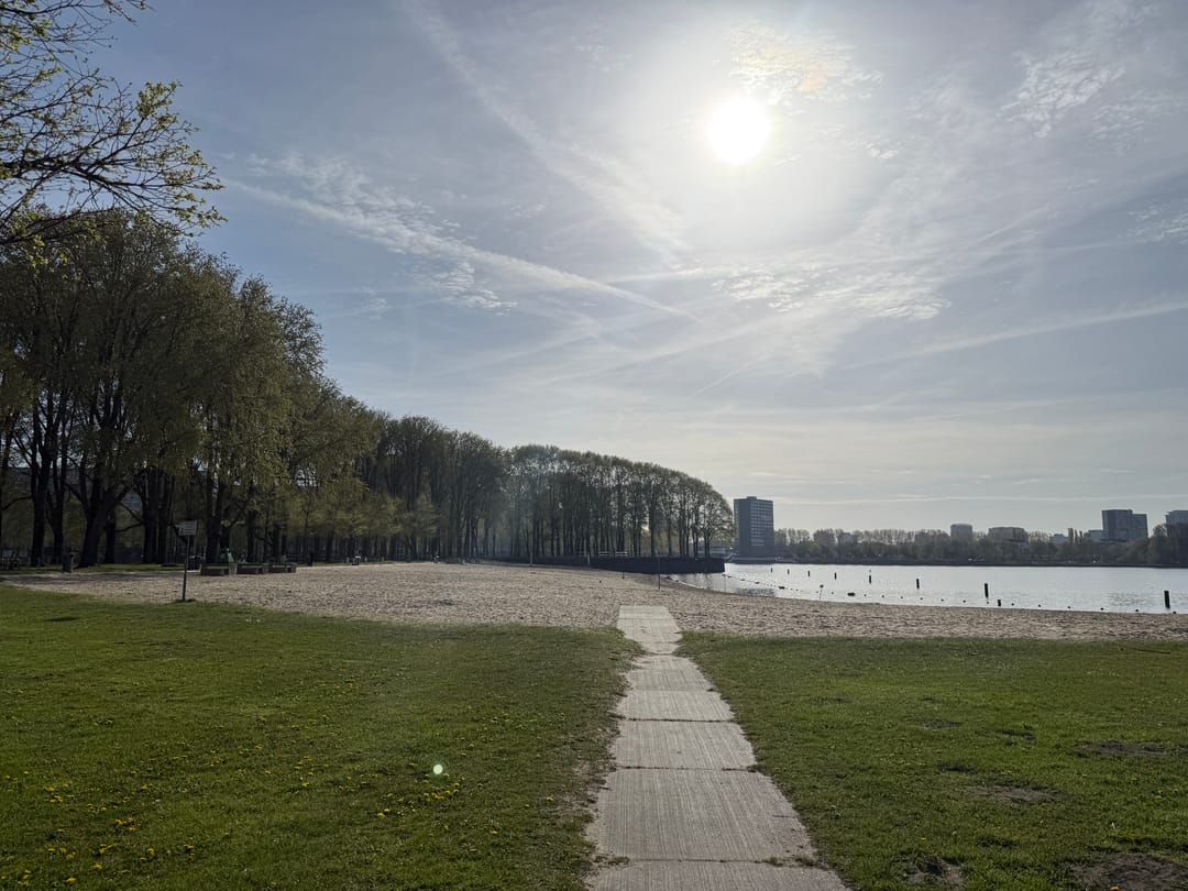 Spacious Apartment with Panoramic Views over Sloterplas — 32