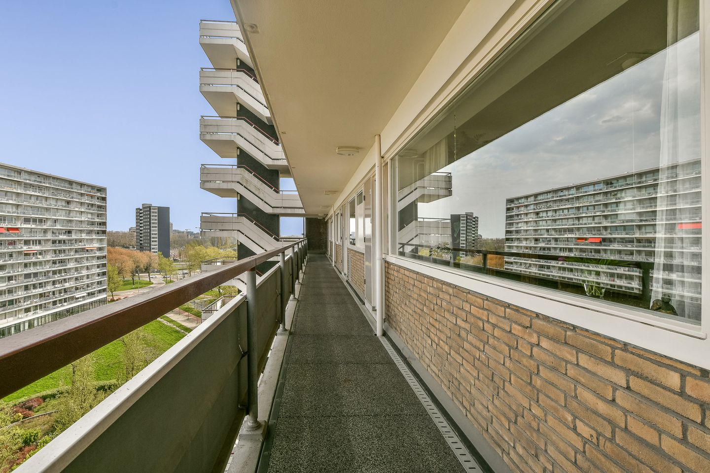 Spacious Apartment with Panoramic Views over Sloterplas — 19