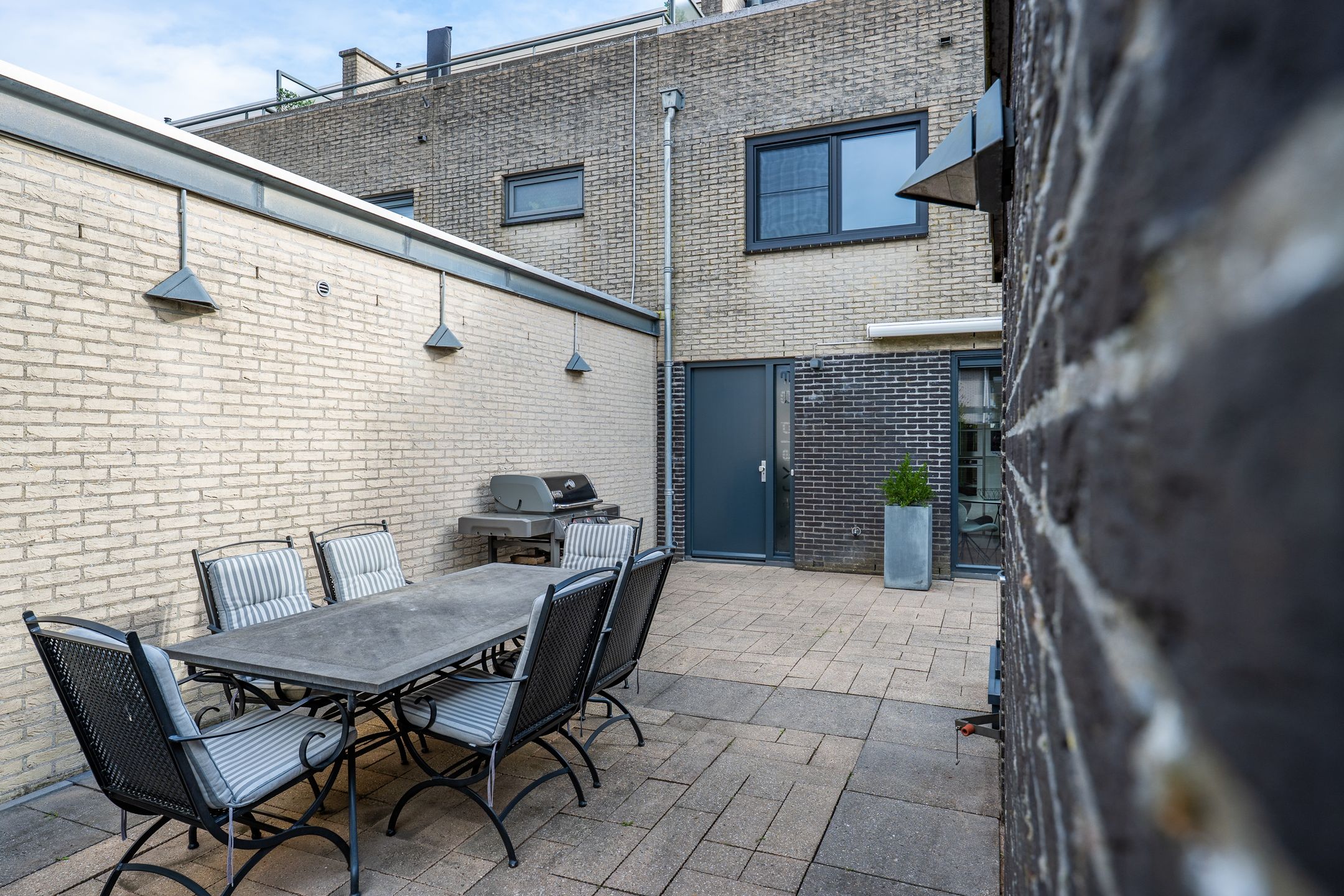 Move-in Ready Family Home with Hotel-Chic Bathroom, Private Gym and Modern Kitchen — 15