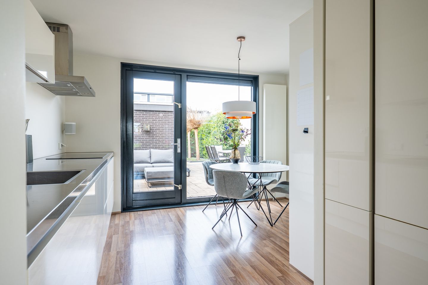 Move-in Ready Family Home with Hotel-Chic Bathroom, Private Gym and Modern Kitchen — 25