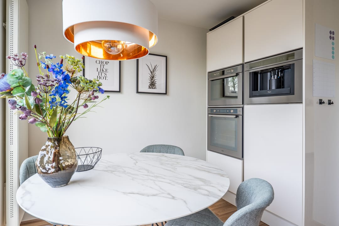 Move-in Ready Family Home with Hotel-Chic Bathroom, Private Gym and Modern Kitchen — 26
