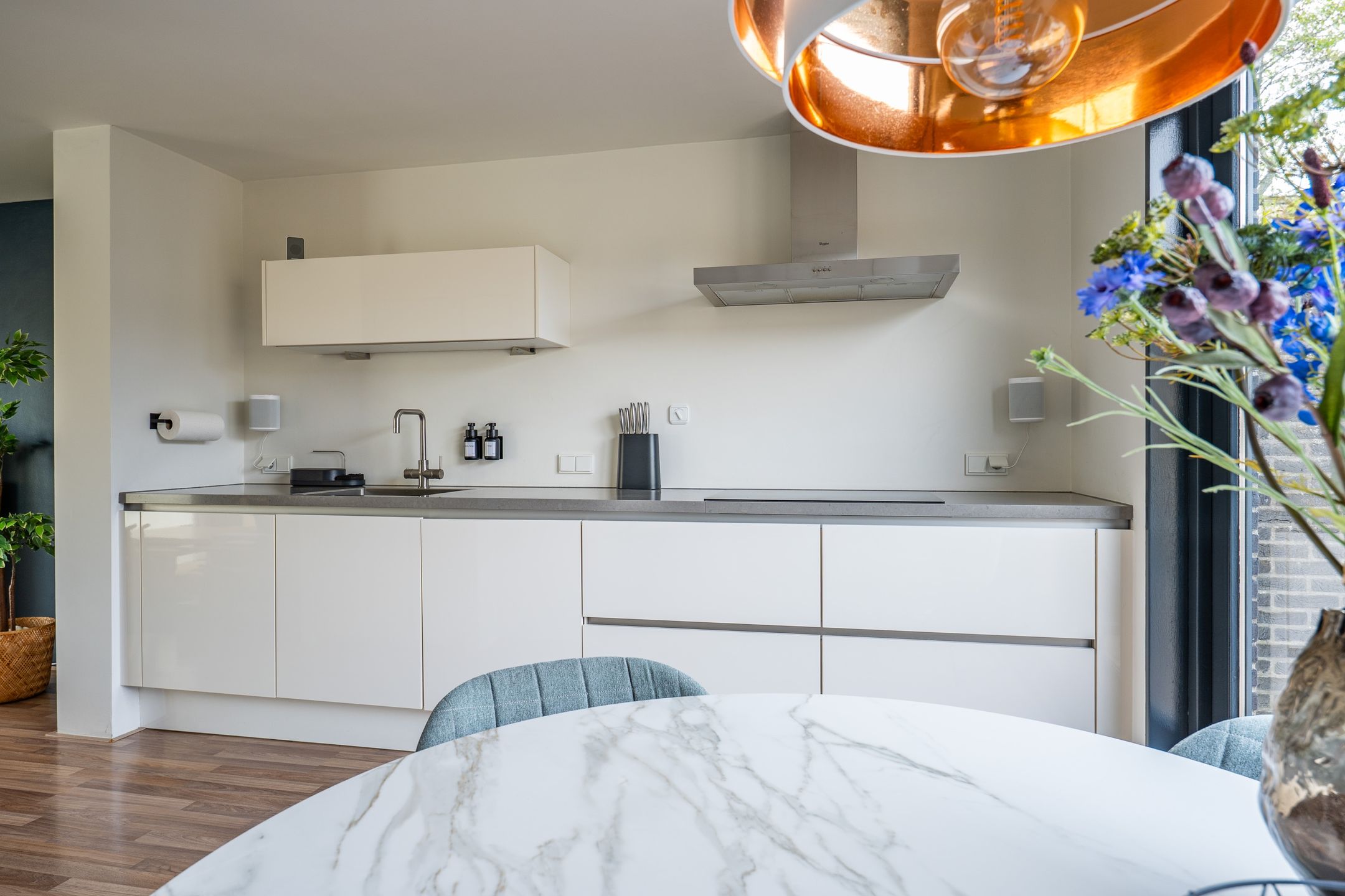Move-in Ready Family Home with Hotel-Chic Bathroom, Private Gym and Modern Kitchen — 27