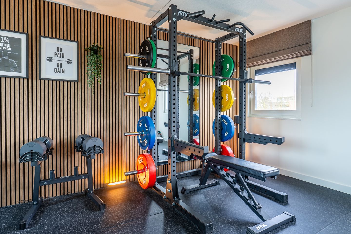 Move-in Ready Family Home with Hotel-Chic Bathroom, Private Gym and Modern Kitchen — 40
