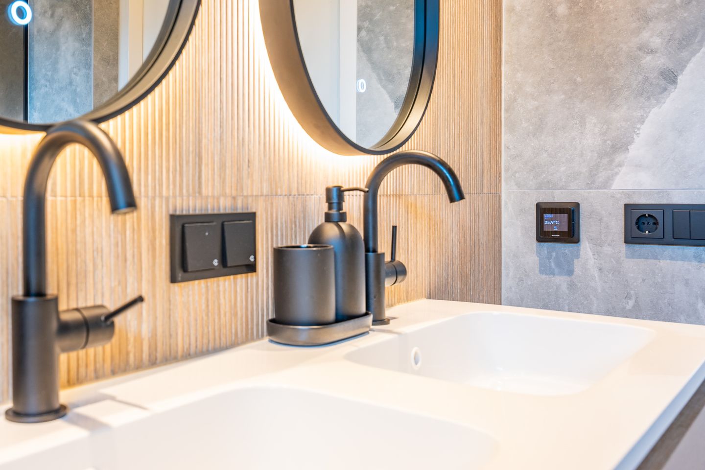 Move-in Ready Family Home with Hotel-Chic Bathroom, Private Gym and Modern Kitchen — 34
