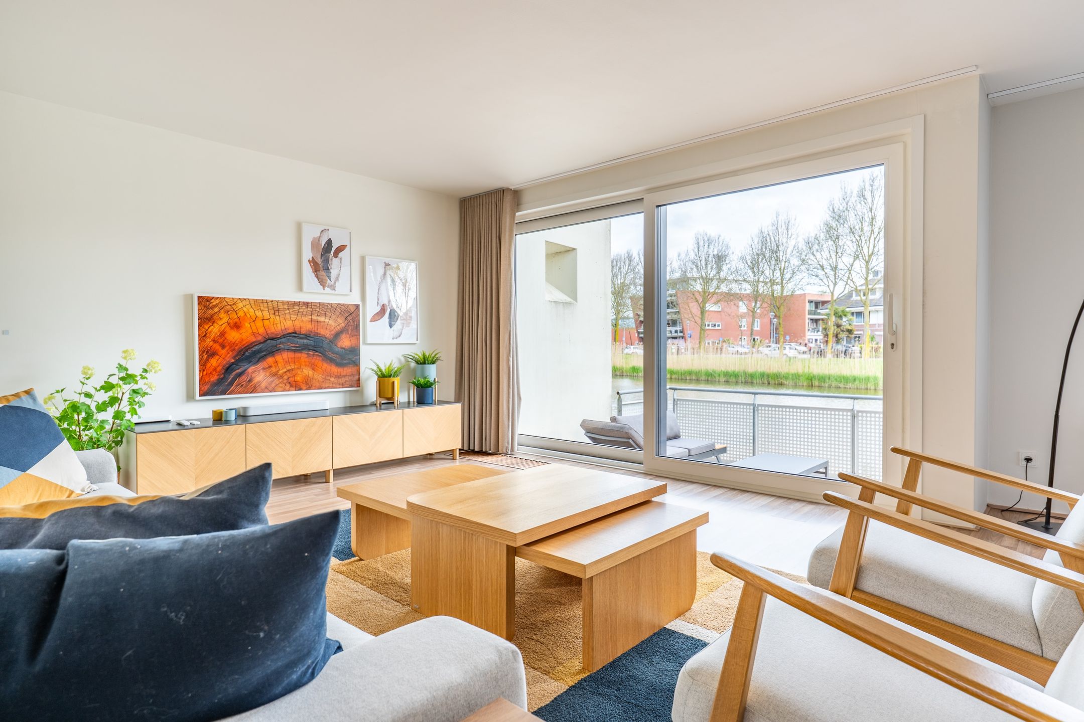 Move-in Ready Family Home with Hotel-Chic Bathroom, Private Gym and Modern Kitchen — 21