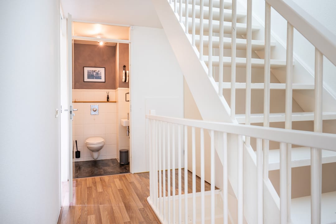 Move-in Ready Family Home with Hotel-Chic Bathroom, Private Gym and Modern Kitchen — 28