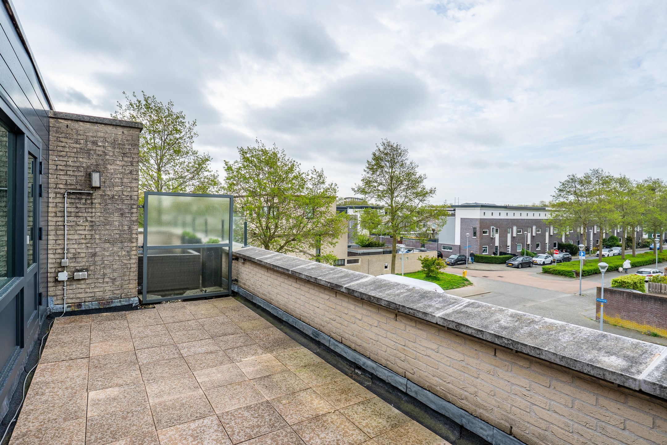 Move-in Ready Family Home with Hotel-Chic Bathroom, Private Gym and Modern Kitchen — 42