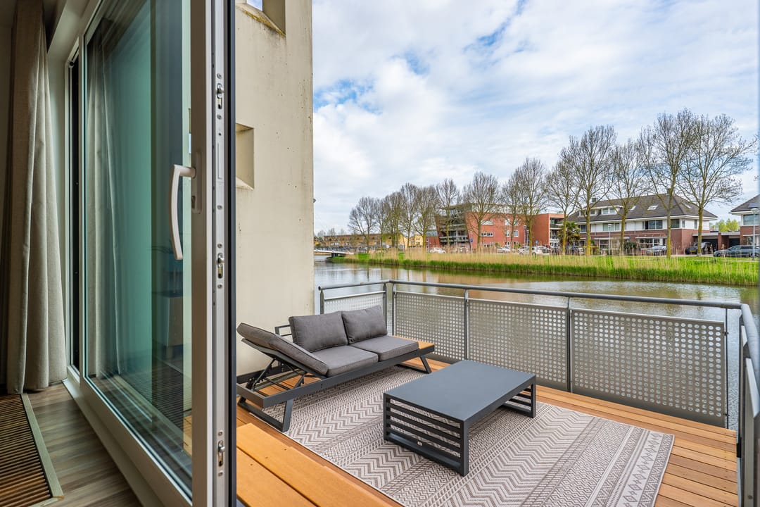 Move-in Ready Family Home with Hotel-Chic Bathroom, Private Gym and Modern Kitchen — 22