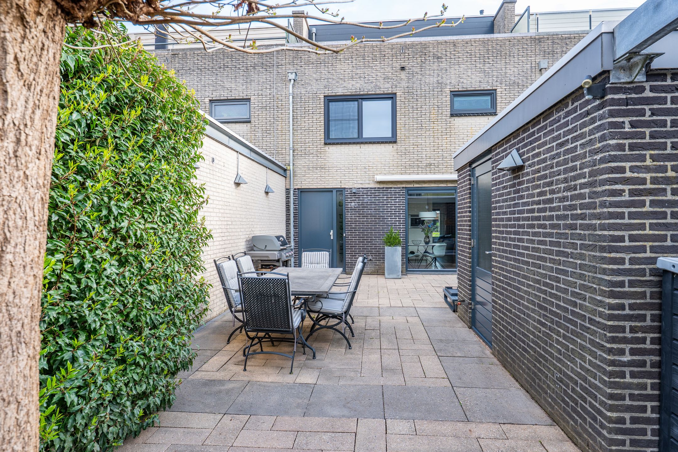 Move-in Ready Family Home with Hotel-Chic Bathroom, Private Gym and Modern Kitchen — 12