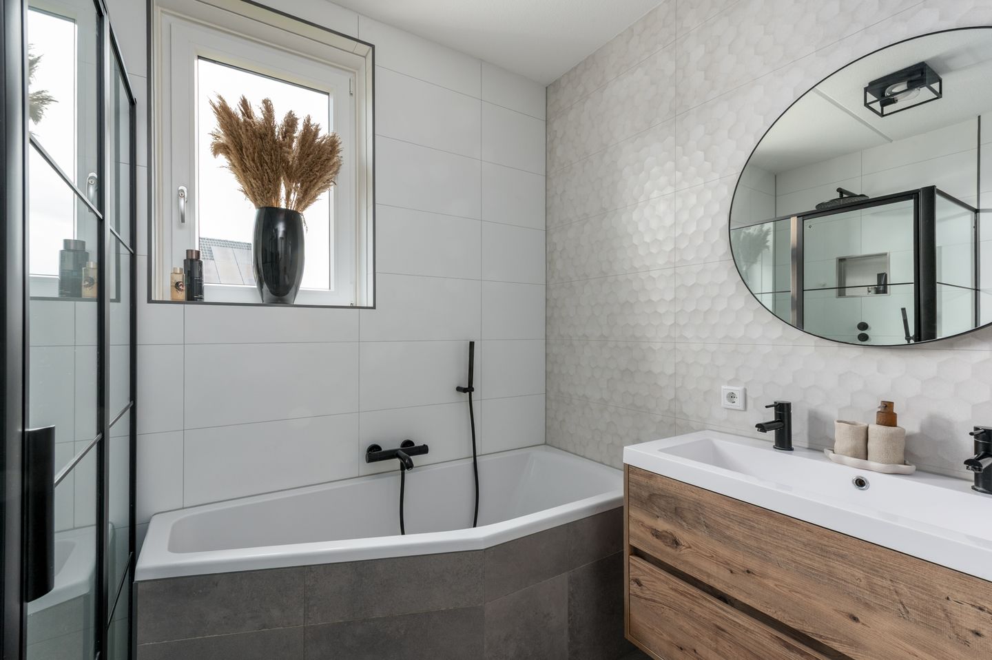 Photo 40 of John Bardeenstraat 15