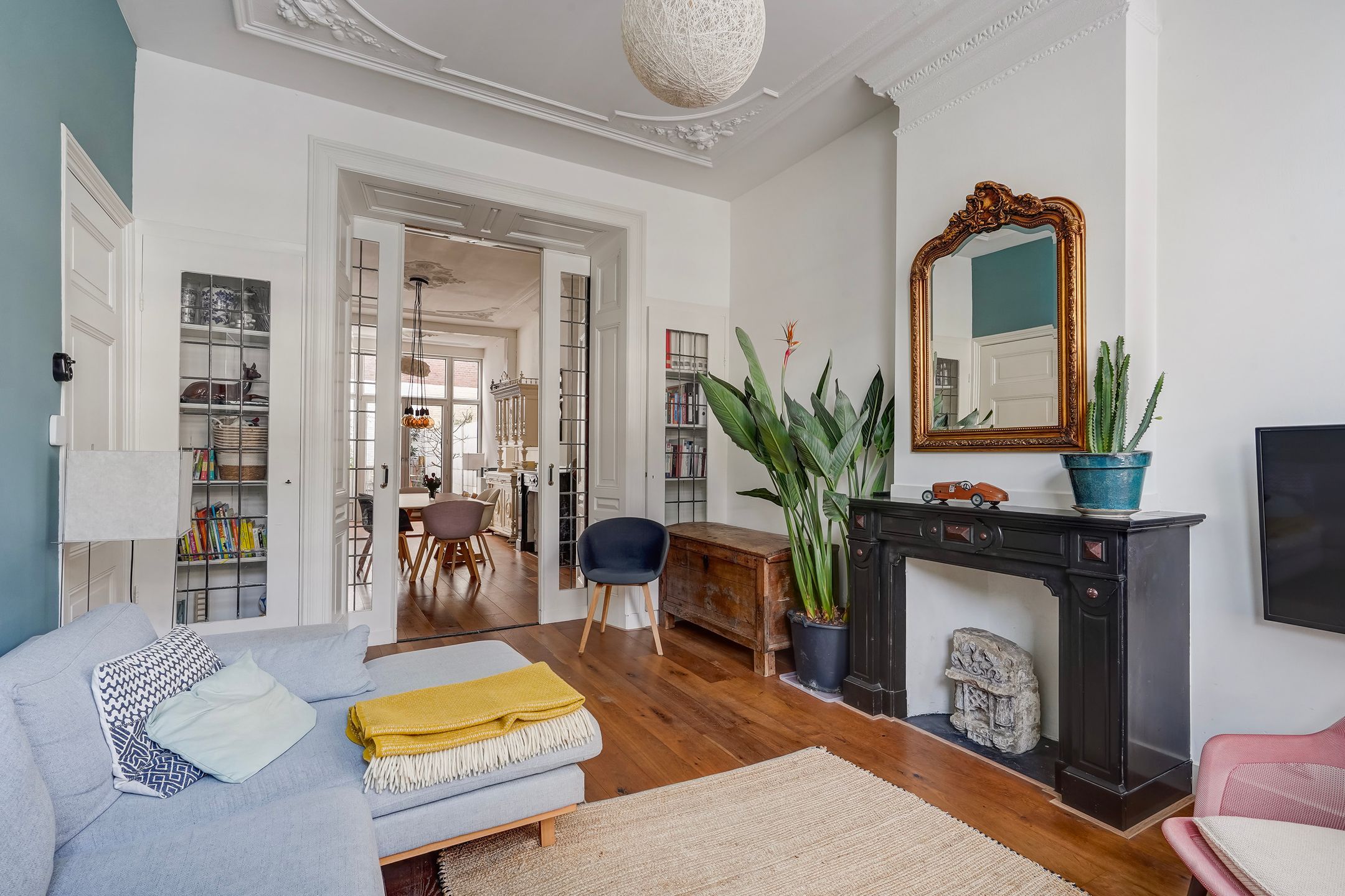 Charming 4-Room Ground Floor Apartment with Authentic Details and Southwest Garden — 12
