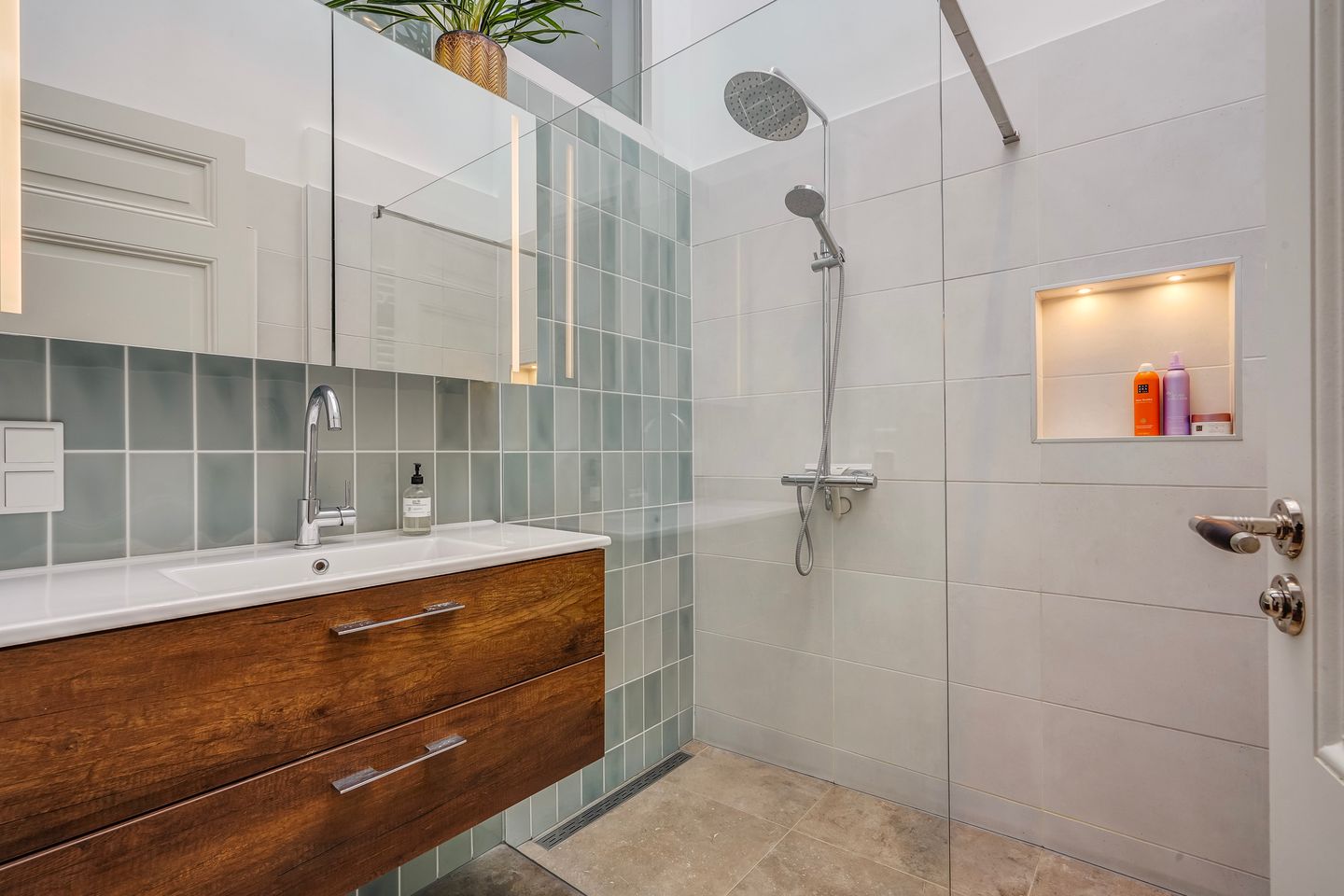 Charming 4-Room Ground Floor Apartment with Authentic Details and Southwest Garden — 25